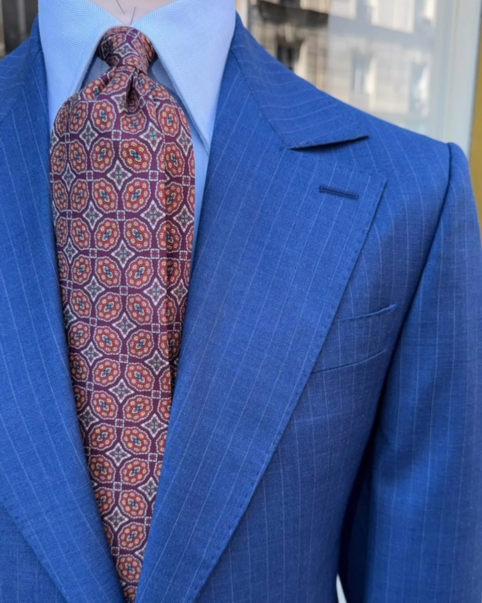 Costume bleu roi à rayures en vitrine chez Franck Arnault