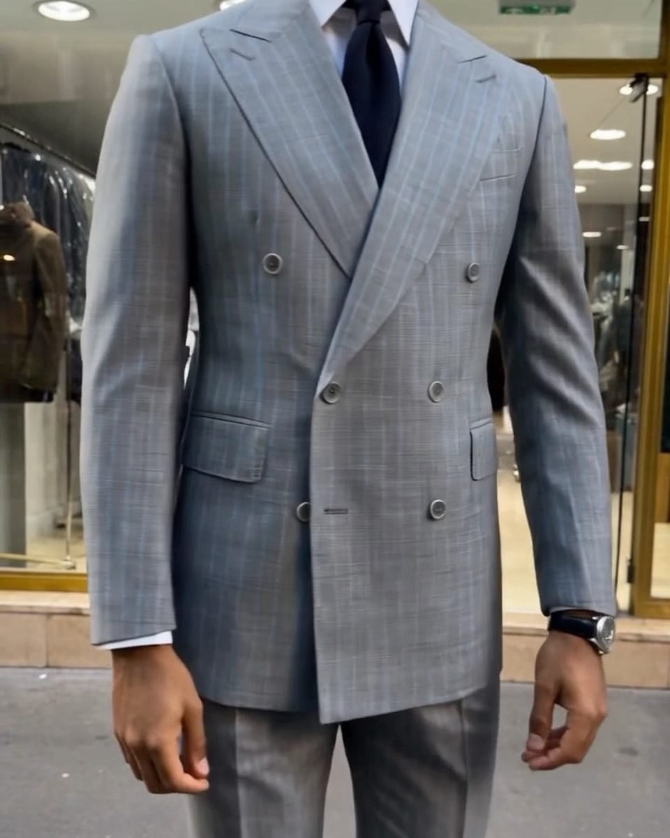 Costume croisé gris à rayures porté devant la boutique Franck Arnault