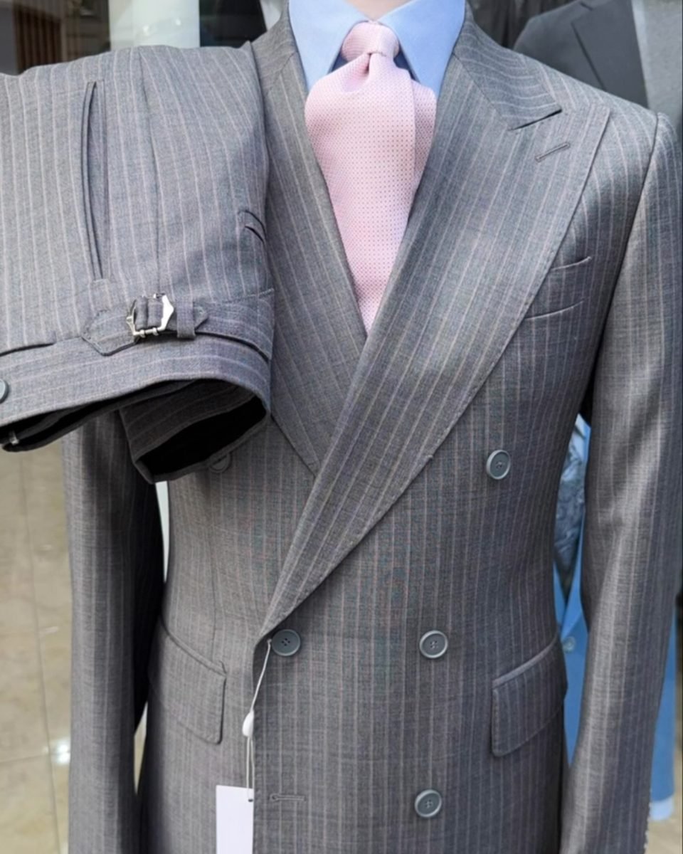 Croisé gris rayé, cravate rose — Franck Arnault